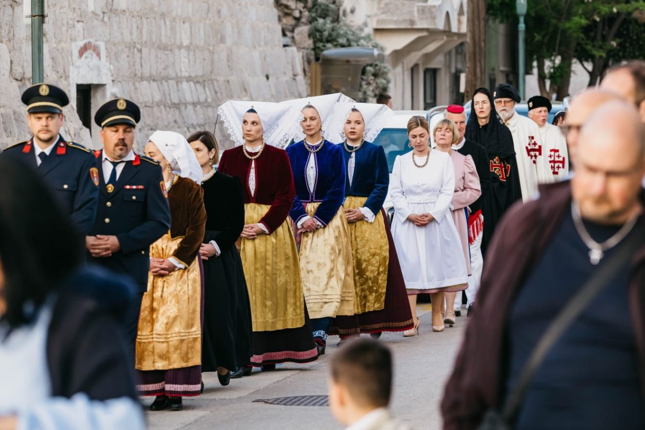 Procesija Svetog Trna Isusova okupila brojne uzvanike, vjernike i građane u Pagu