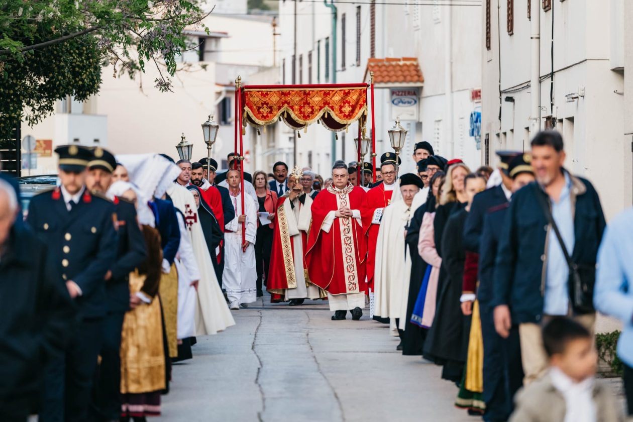 Procesija Svetog Trna Isusova okupila brojne uzvanike, vjernike i građane u Pagu