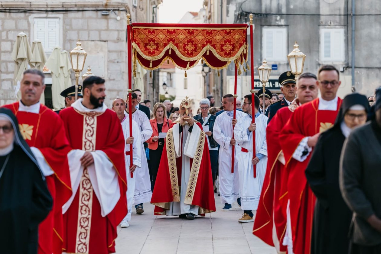 Procesija Svetog Trna Isusova okupila brojne uzvanike, vjernike i građane u Pagu