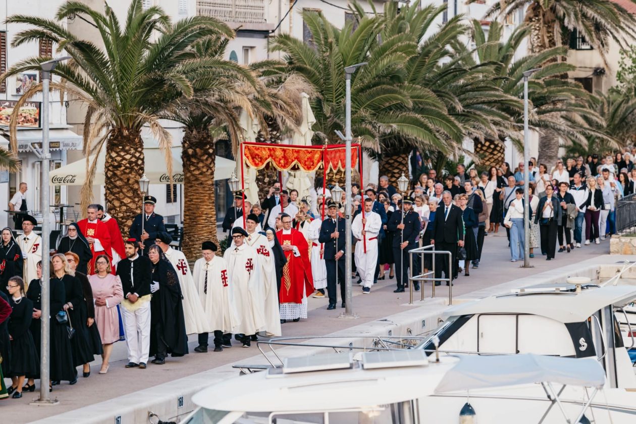 Procesija Svetog Trna Isusova okupila brojne uzvanike, vjernike i građane u Pagu