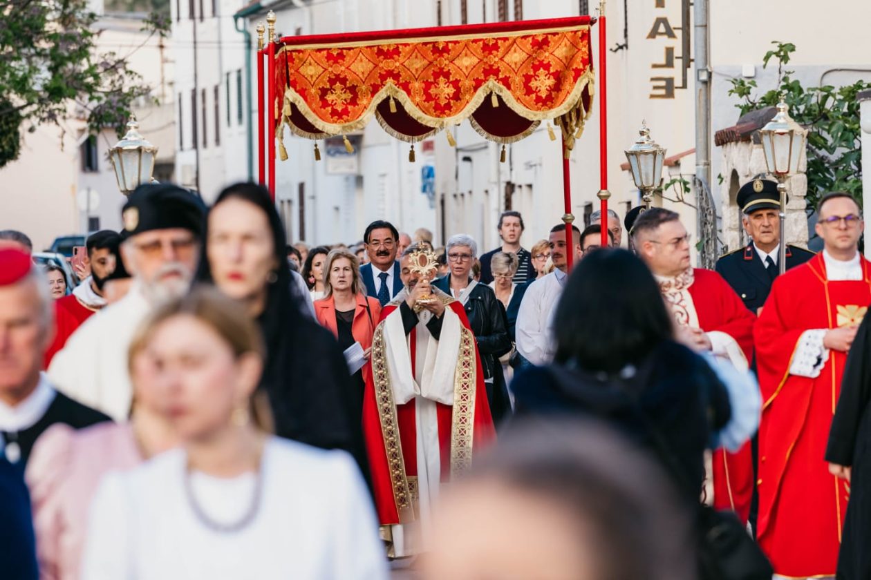 Procesija Svetog Trna Isusova okupila brojne uzvanike, vjernike i građane u Pagu