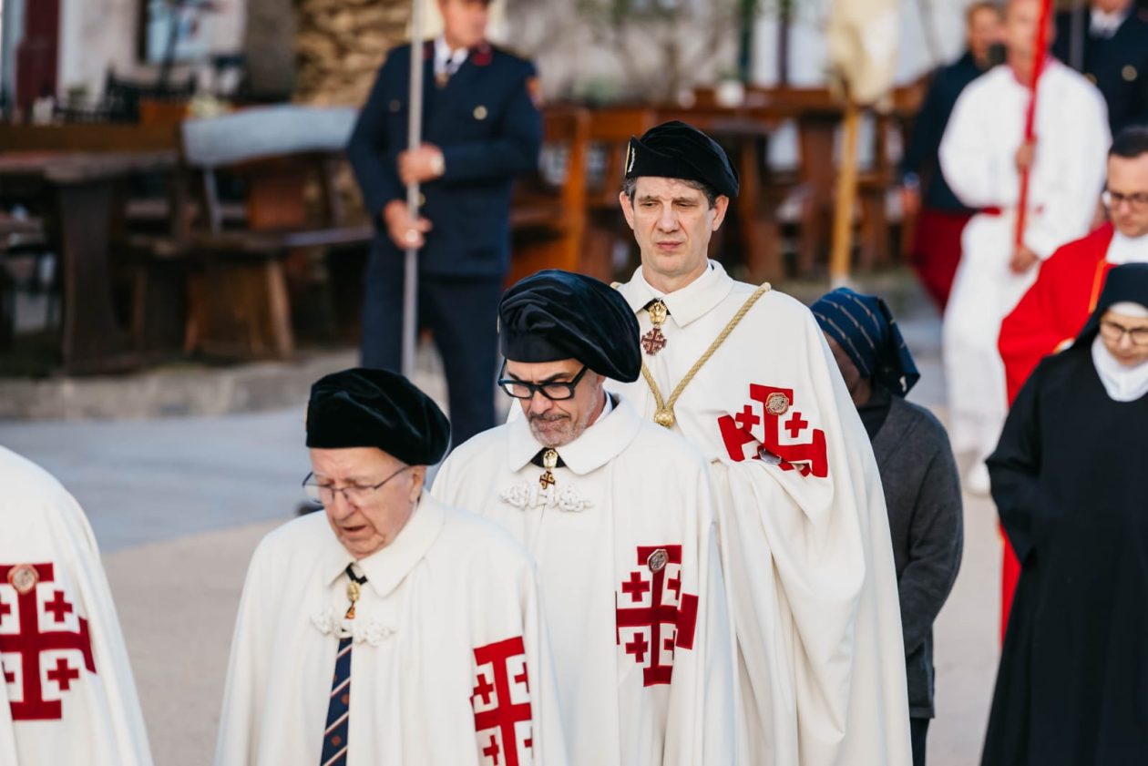Procesija Svetog Trna Isusova okupila brojne uzvanike, vjernike i građane u Pagu