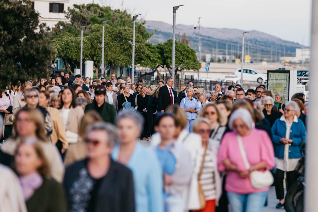 Procesija Svetog Trna Isusova okupila brojne uzvanike, vjernike i građane u Pagu