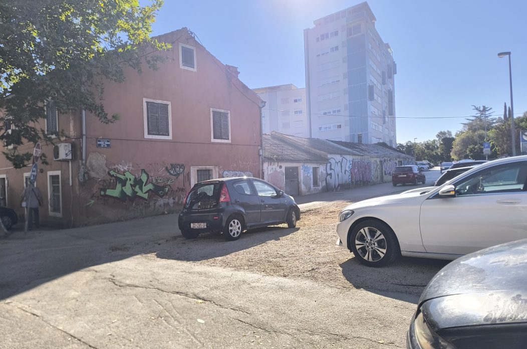 zgrada bivšeg hak-a parkiralište poliklinika zgrada bivšeg hak-a parkiralište poliklinika