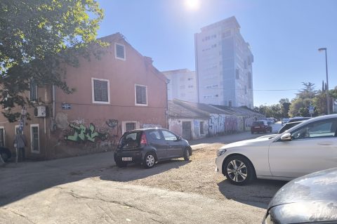 zgrada bivšeg hak-a parkiralište poliklinika