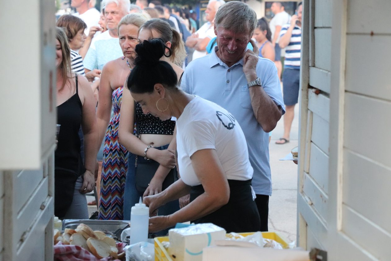 Na Trgu svetoga Jure u Viru održana Ribarska večer