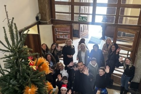 Učenici OŠ “Voštarnica” okitili jelku u Gradskoj upravi Učenici OŠ “Voštarnica” okitili jelku u Gradskoj upravi