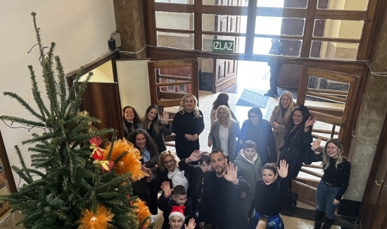 Učenici OŠ “Voštarnica” okitili jelku u Gradskoj upravi