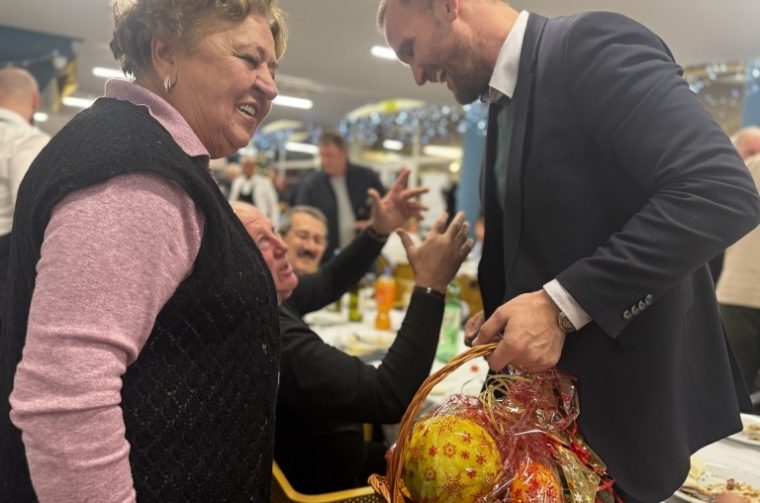 Božićno druženje branitelja u JK Uskok: chef Renato Kraljev pripremio divljač, stigao i gradonačelnik Erlić Božićno druženje branitelja u JK Uskok: chef Renato Kraljev pripremio divljač, stigao i gradonačelnik Erlić