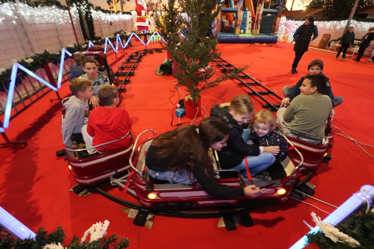 Otvoren Advent u Viru i dječje Božićno selo