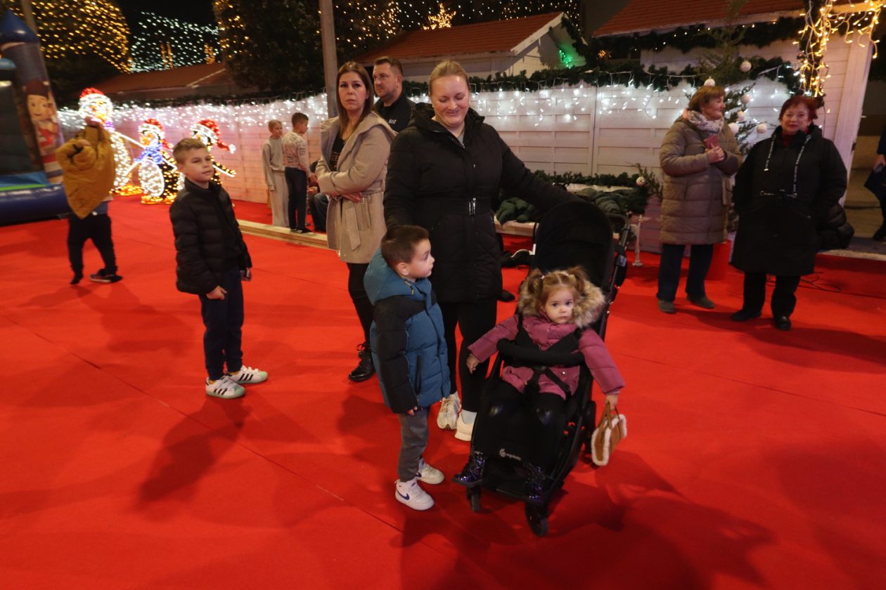 Otvoren Advent u Viru i dječje Božićno selo