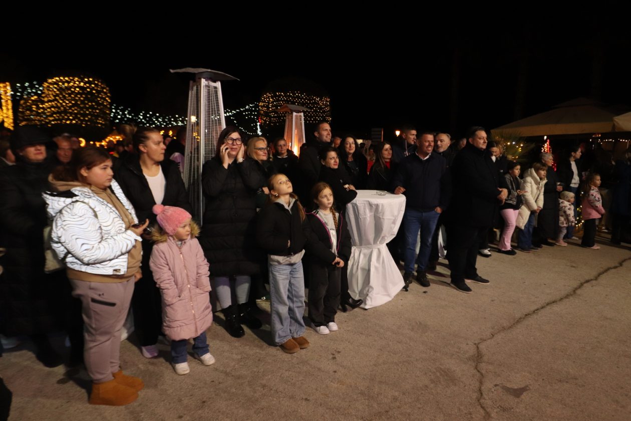 Otvoren Advent u Viru i dječje Božićno selo