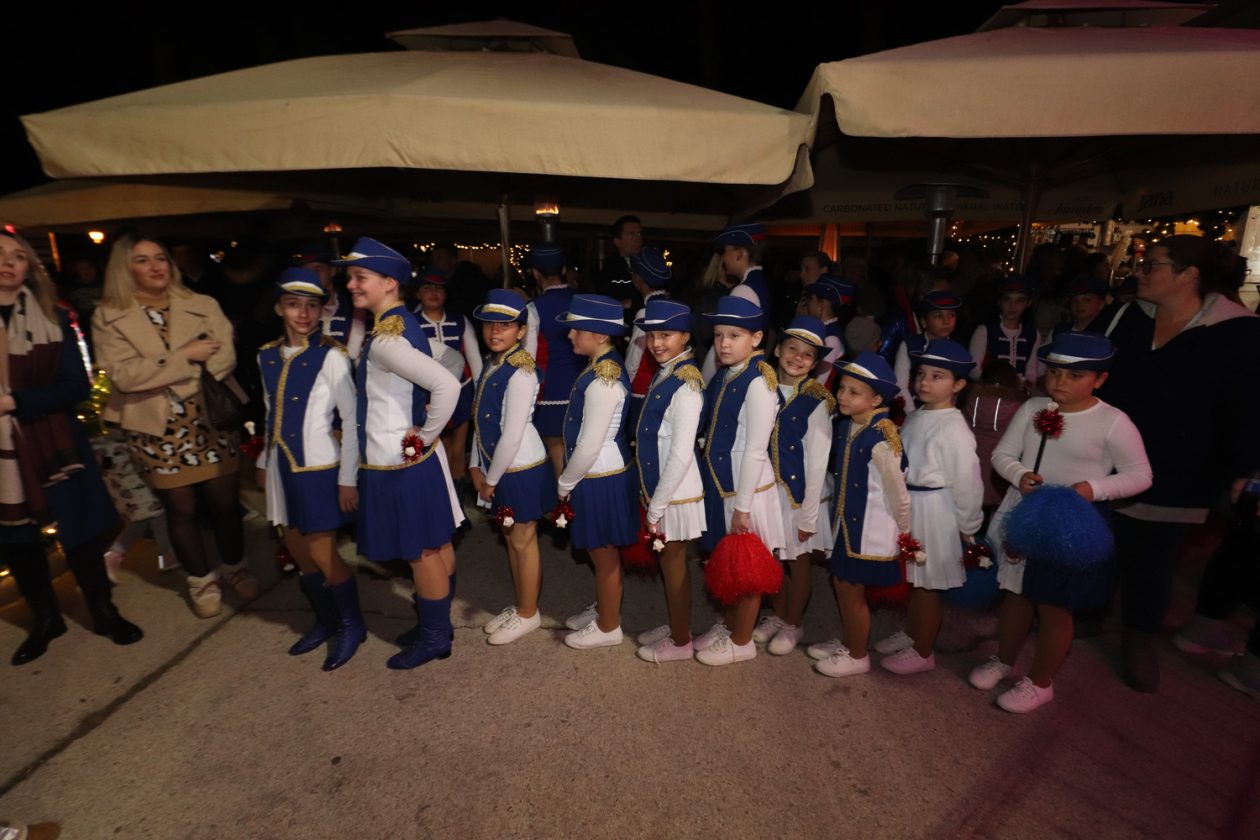 Otvoren Advent u Viru i dječje Božićno selo