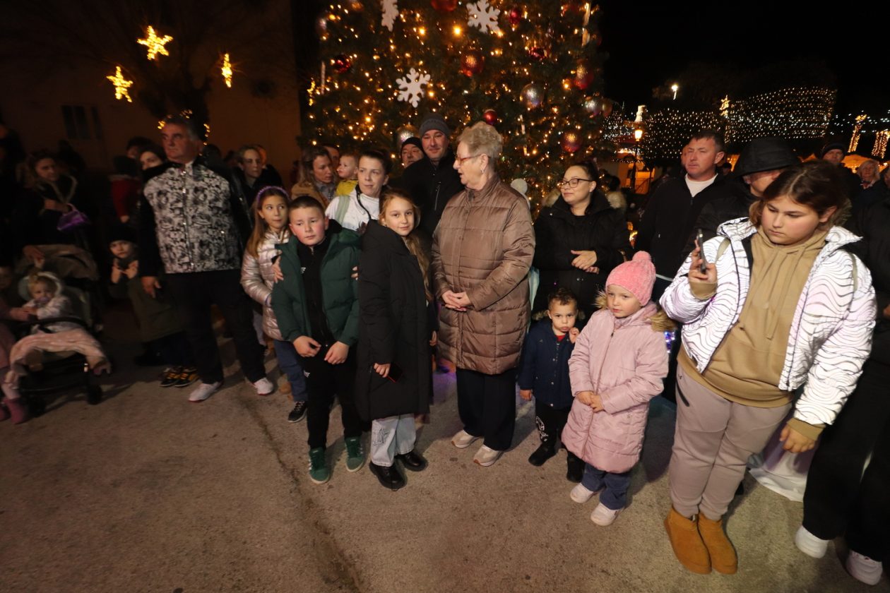 Otvoren Advent u Viru i dječje Božićno selo