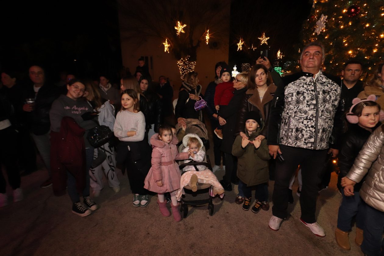 Otvoren Advent u Viru i dječje Božićno selo