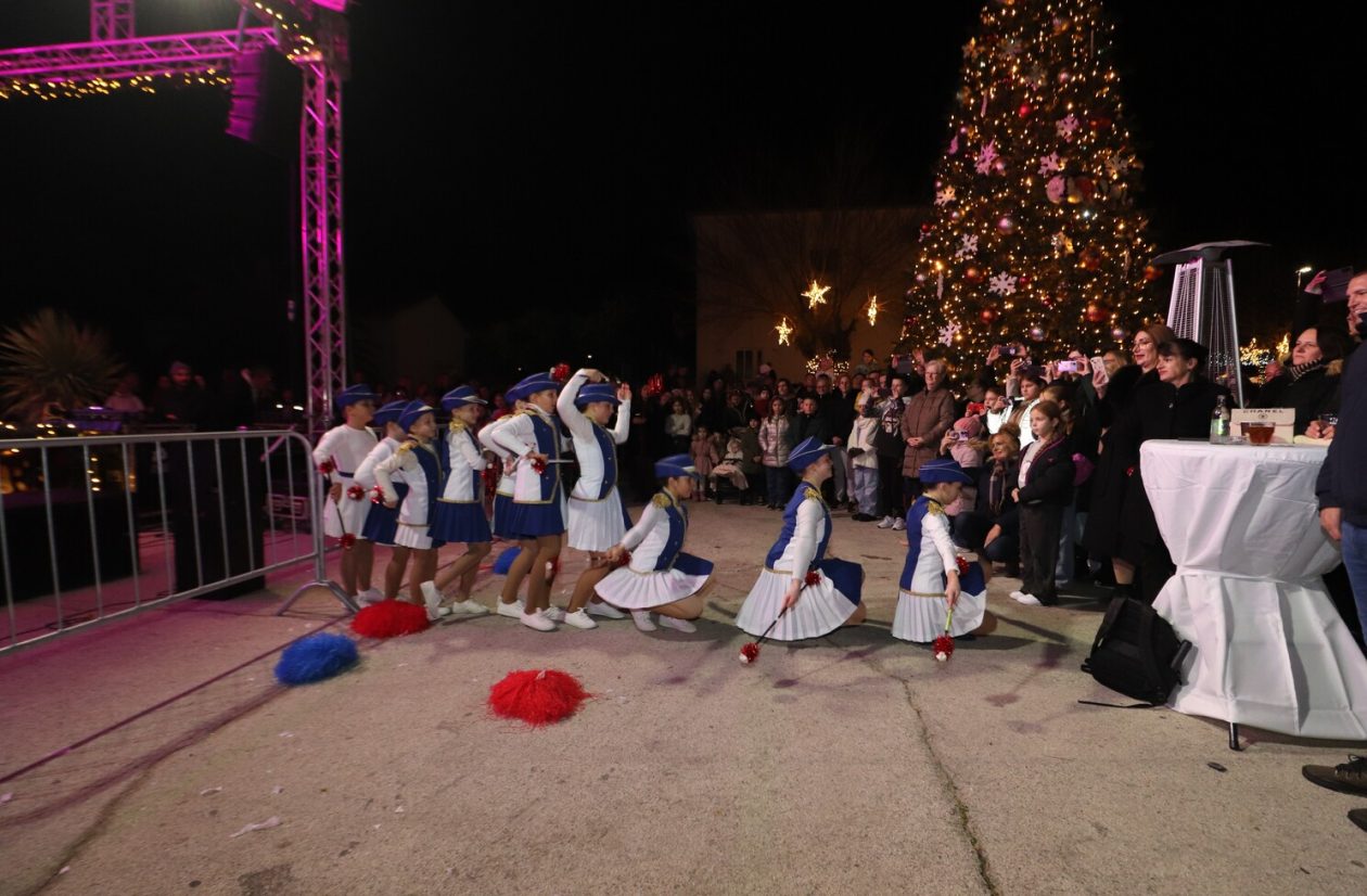 Otvoren Advent u Viru i dječje Božićno selo