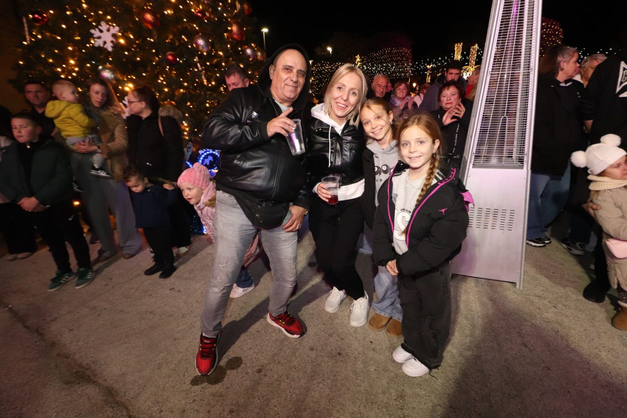 Otvoren Advent u Viru i dječje Božićno selo