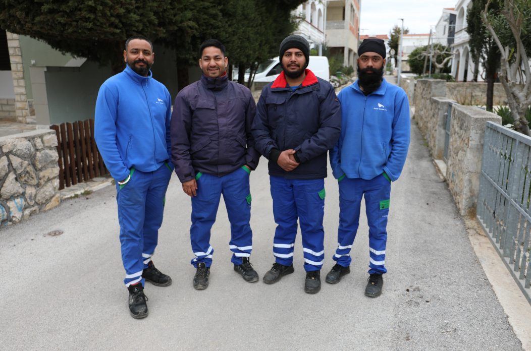 INDIJCI_VIR Petero Indijaca radi u komunalnom poduzeću Čisti otok. Žele ostati na otoku jer ih ne privlači život u kaotičnim gradovima, vole kriket i nogomet i navijaju, naravno, za Hajduk.