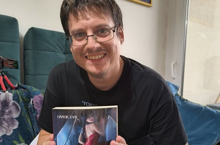 Ivan De Zan s knjigom