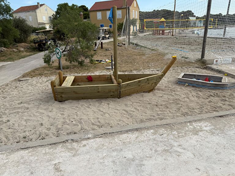 Novo dječje igralište na Olibu (1)