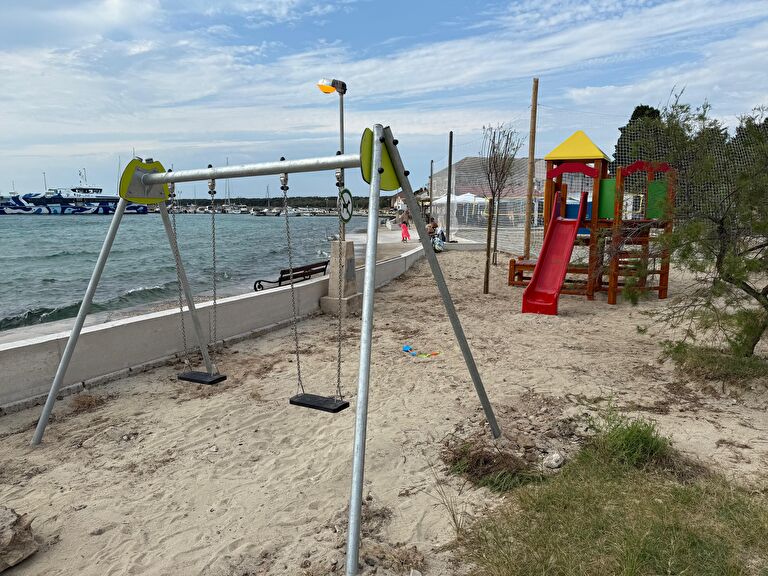 Novo dječje igralište na Olibu (3)