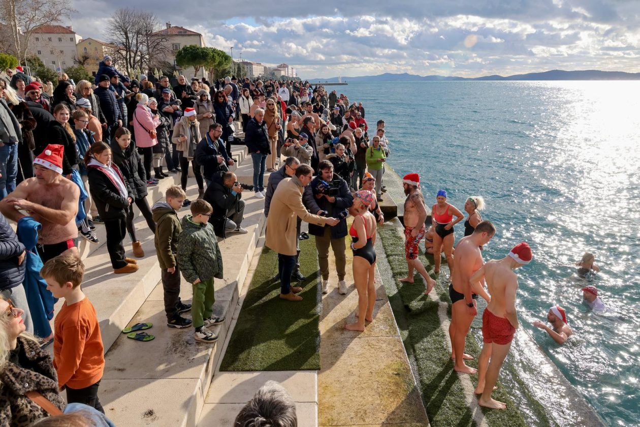 Zadar: Novogodišnje kupanje na Morskim orguljama