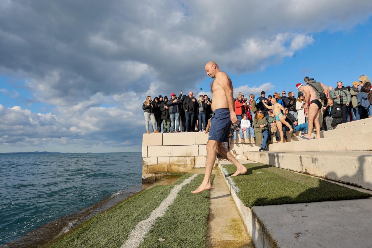 Zadar: Novogodišnje kupanje na Morskim orguljama