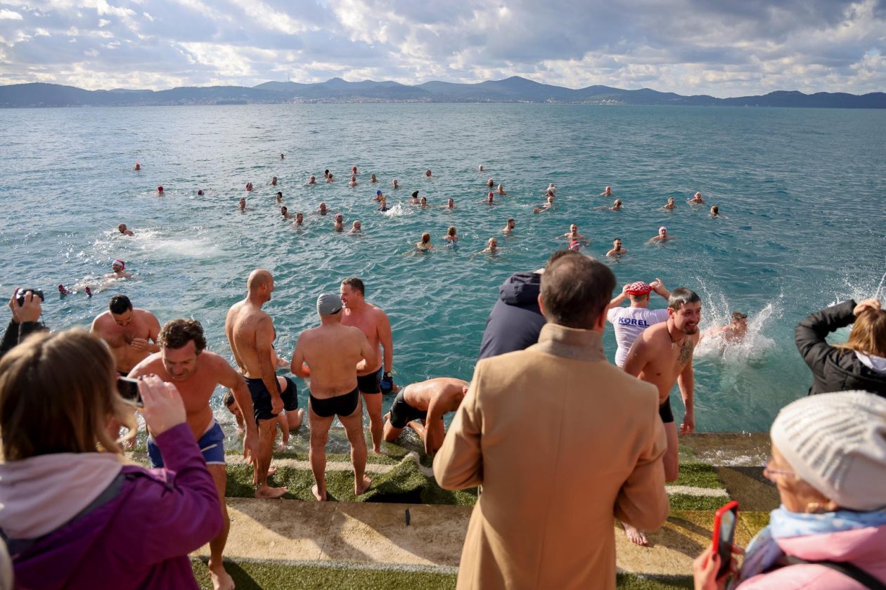 Zadar: Novogodišnje kupanje na Morskim orguljama