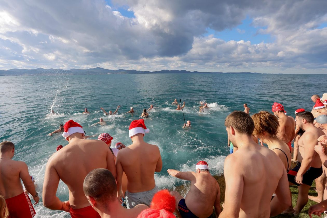 Zadar: Novogodišnje kupanje na Morskim orguljama