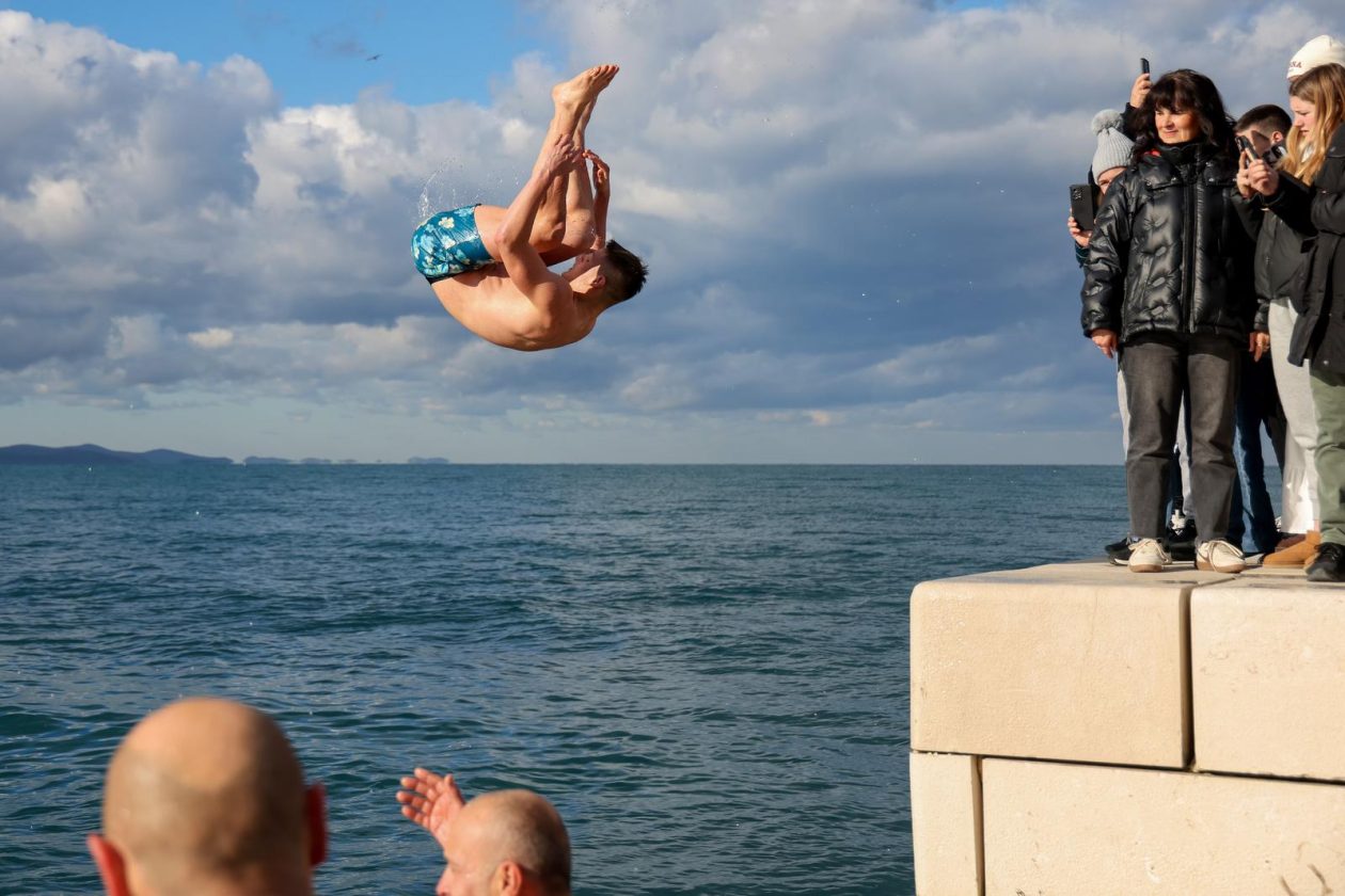 Zadar: Novogodišnje kupanje na Morskim orguljama
