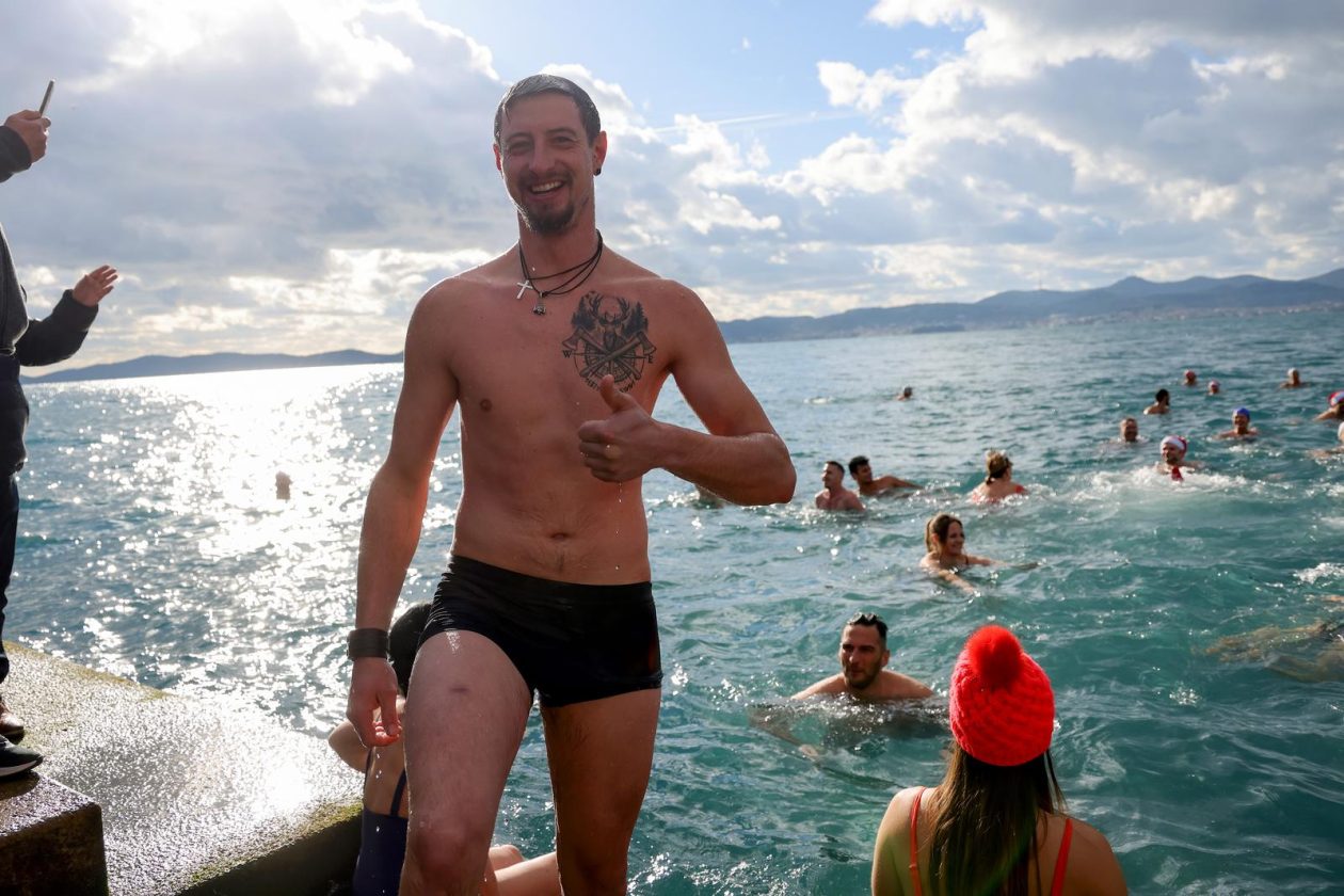 Zadar: Novogodišnje kupanje na Morskim orguljama