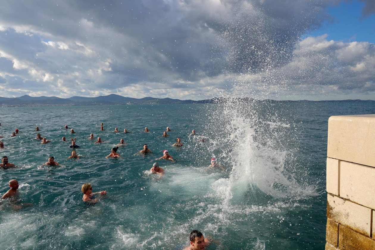 Zadar: Novogodišnje kupanje na Morskim orguljama