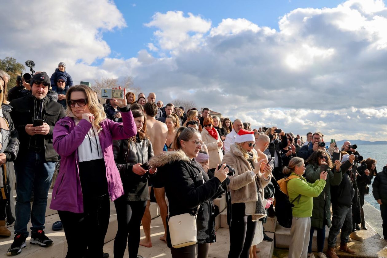 Zadar: Novogodišnje kupanje na Morskim orguljama