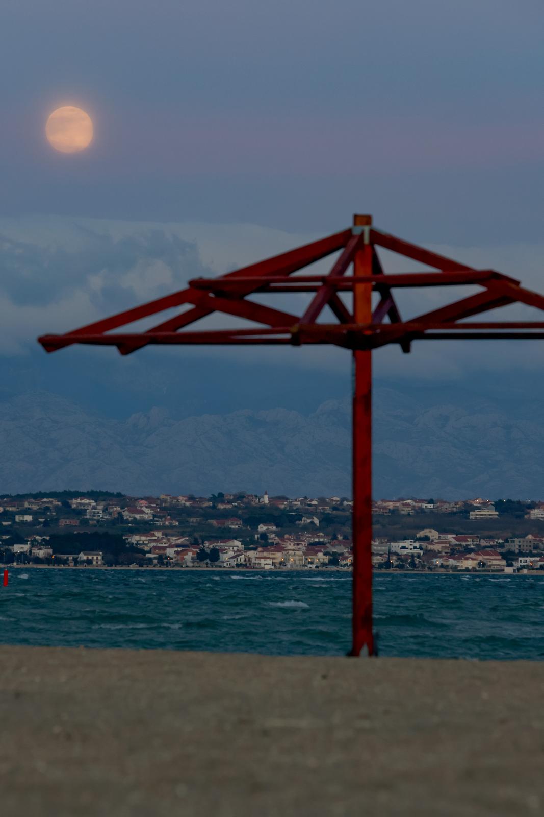 Nin: Izlazak mjeseca na Kraljičinoj plaži