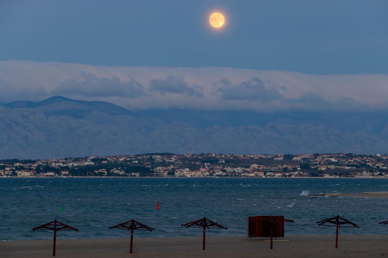 Nin: Izlazak mjeseca na Kraljičinoj plaži