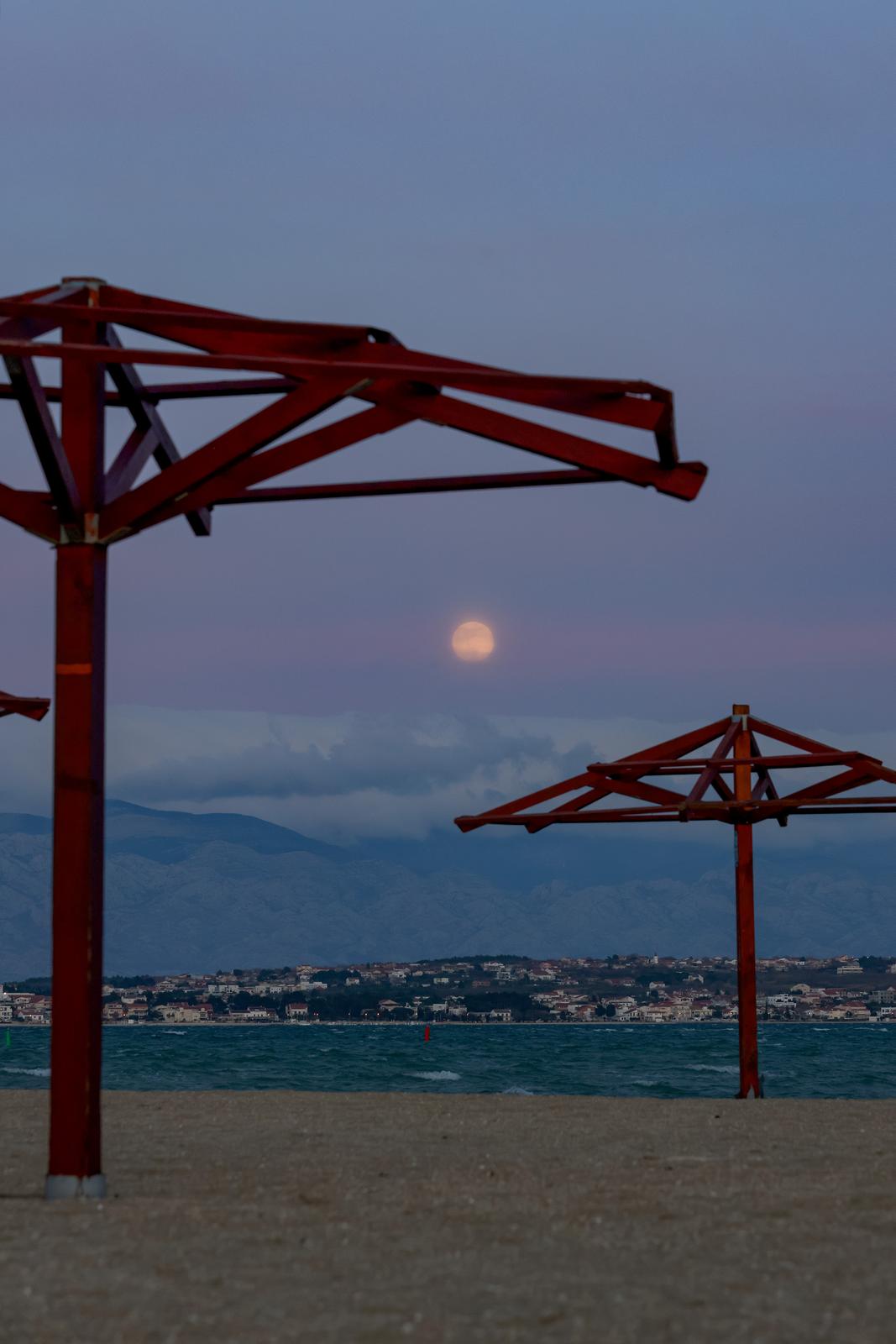 Nin: Izlazak mjeseca na Kraljičinoj plaži