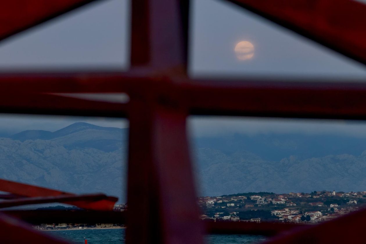 Nin: Izlazak mjeseca na Kraljičinoj plaži