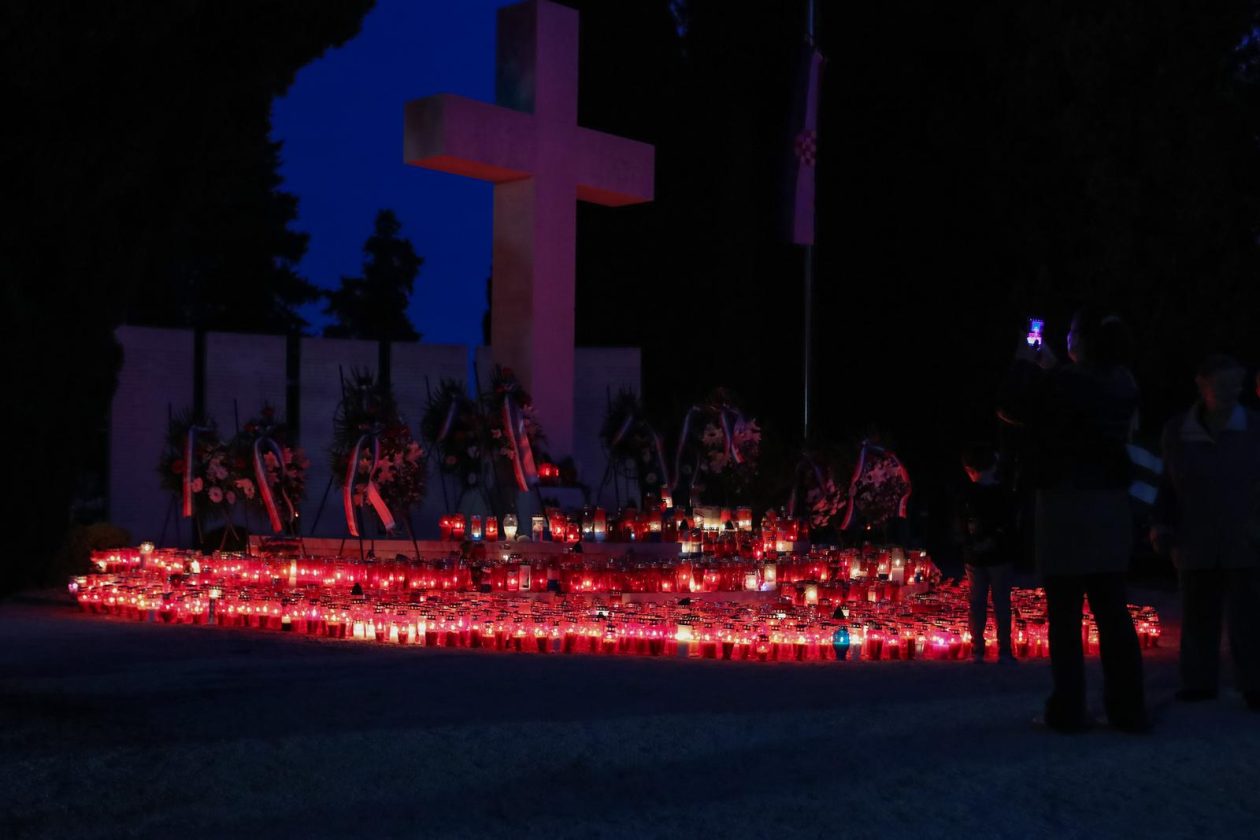 Zadar: Večernji pogled na Gradsko groblje na blagdan Svih svetih