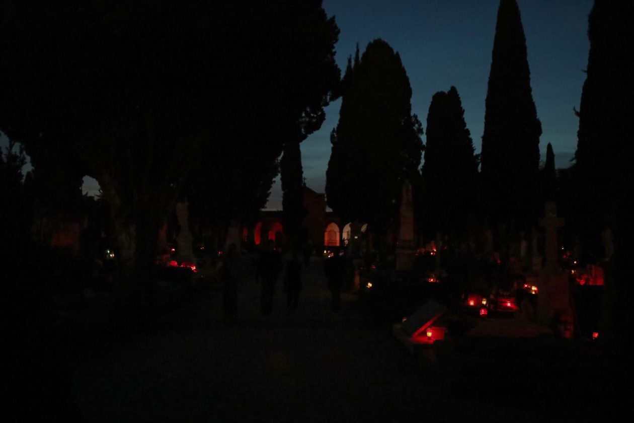 Zadar: Večernji pogled na Gradsko groblje na blagdan Svih svetih