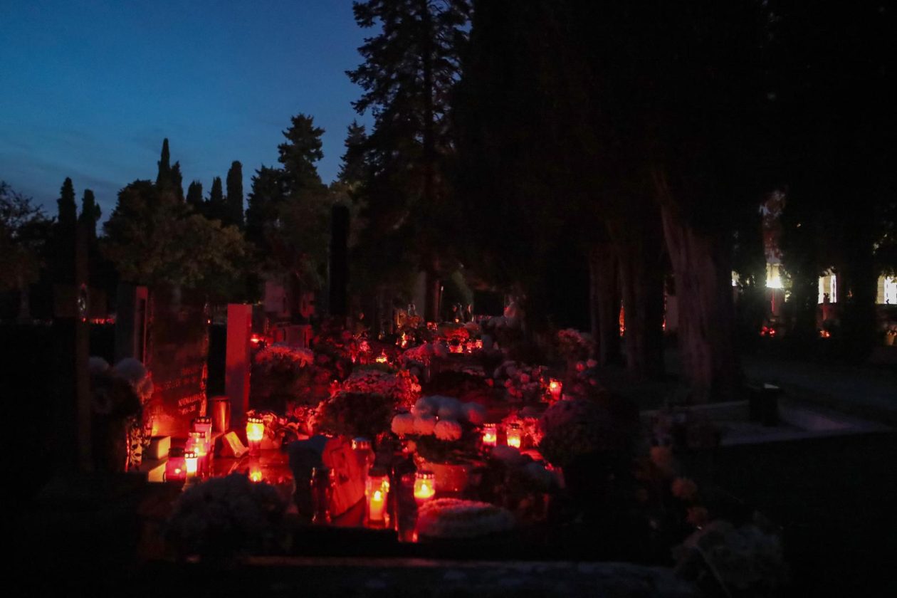 Zadar: Večernji pogled na Gradsko groblje na blagdan Svih svetih