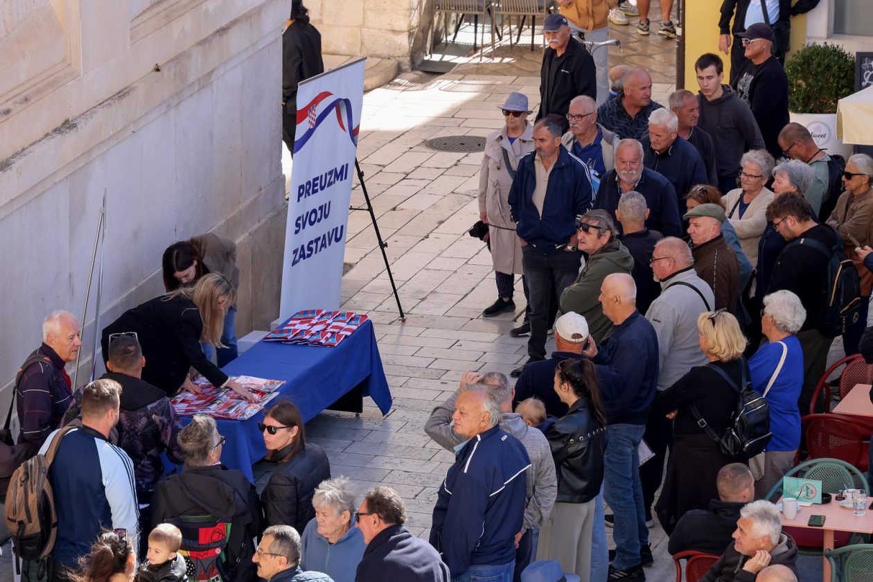 Podjela besplatnih zastava na Narodnom trgu