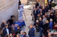 Podjela besplatnih zastava na Narodnom trgu