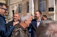 Podjela besplatnih zastava na Narodnom trgu