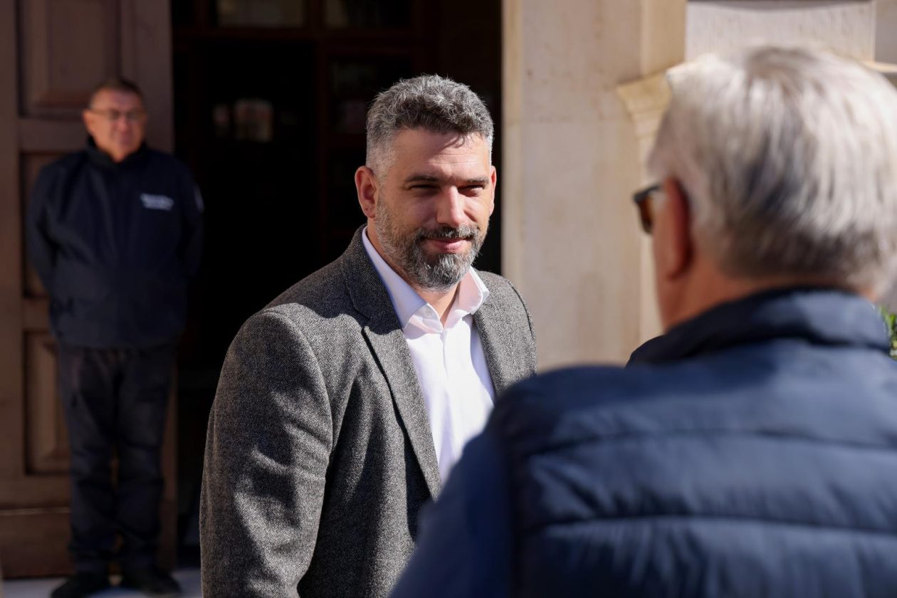 Podjela besplatnih zastava na Narodnom trgu