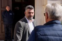 Podjela besplatnih zastava na Narodnom trgu