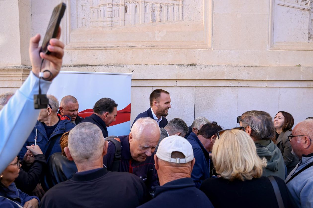 Podjela besplatnih zastava na Narodnom trgu