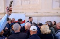 Podjela besplatnih zastava na Narodnom trgu