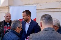 Podjela besplatnih zastava na Narodnom trgu