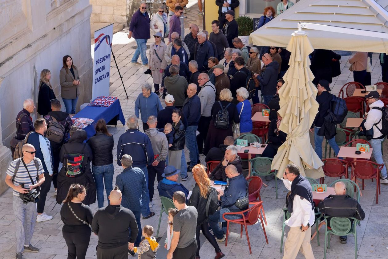 Podjela besplatnih zastava na Narodnom trgu