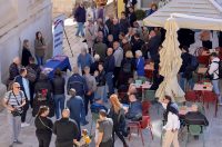 Podjela besplatnih zastava na Narodnom trgu